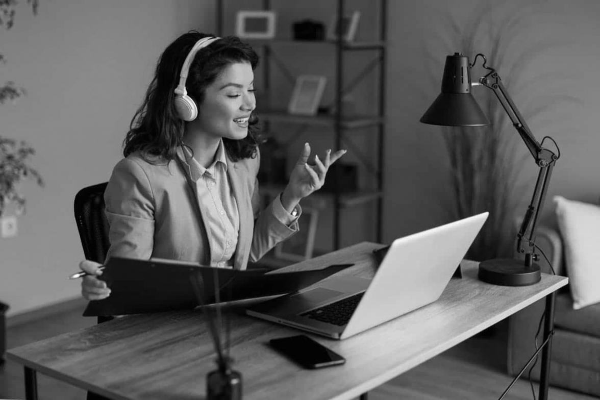 Sesión de formación práctica en herramientas SEO con instructor